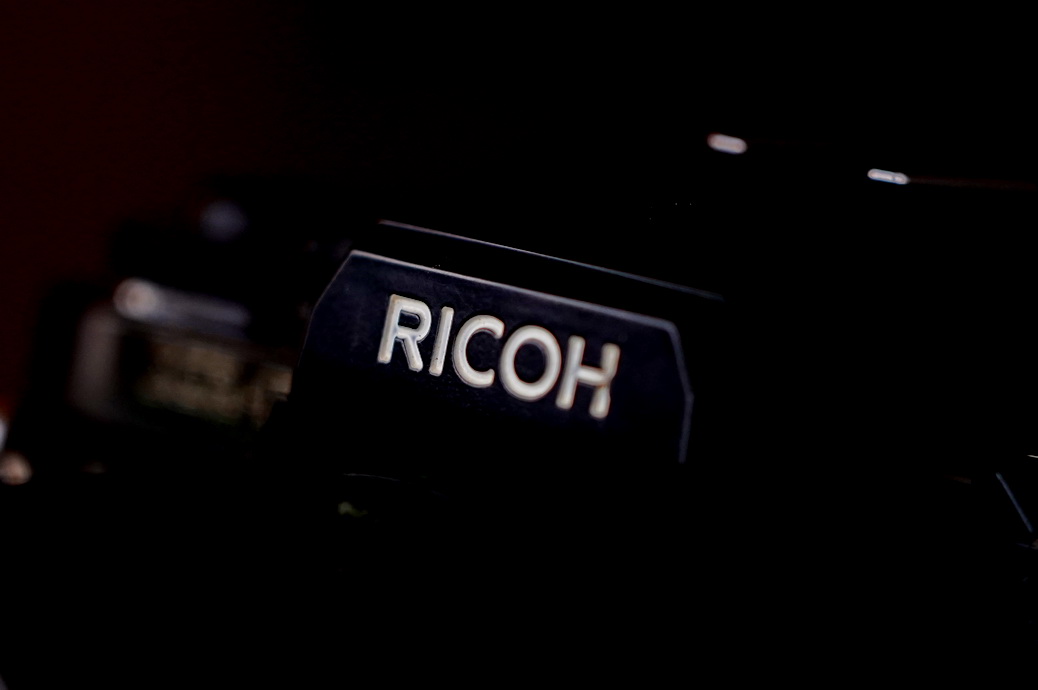 理光有几款50mm镜头,廉价的相机