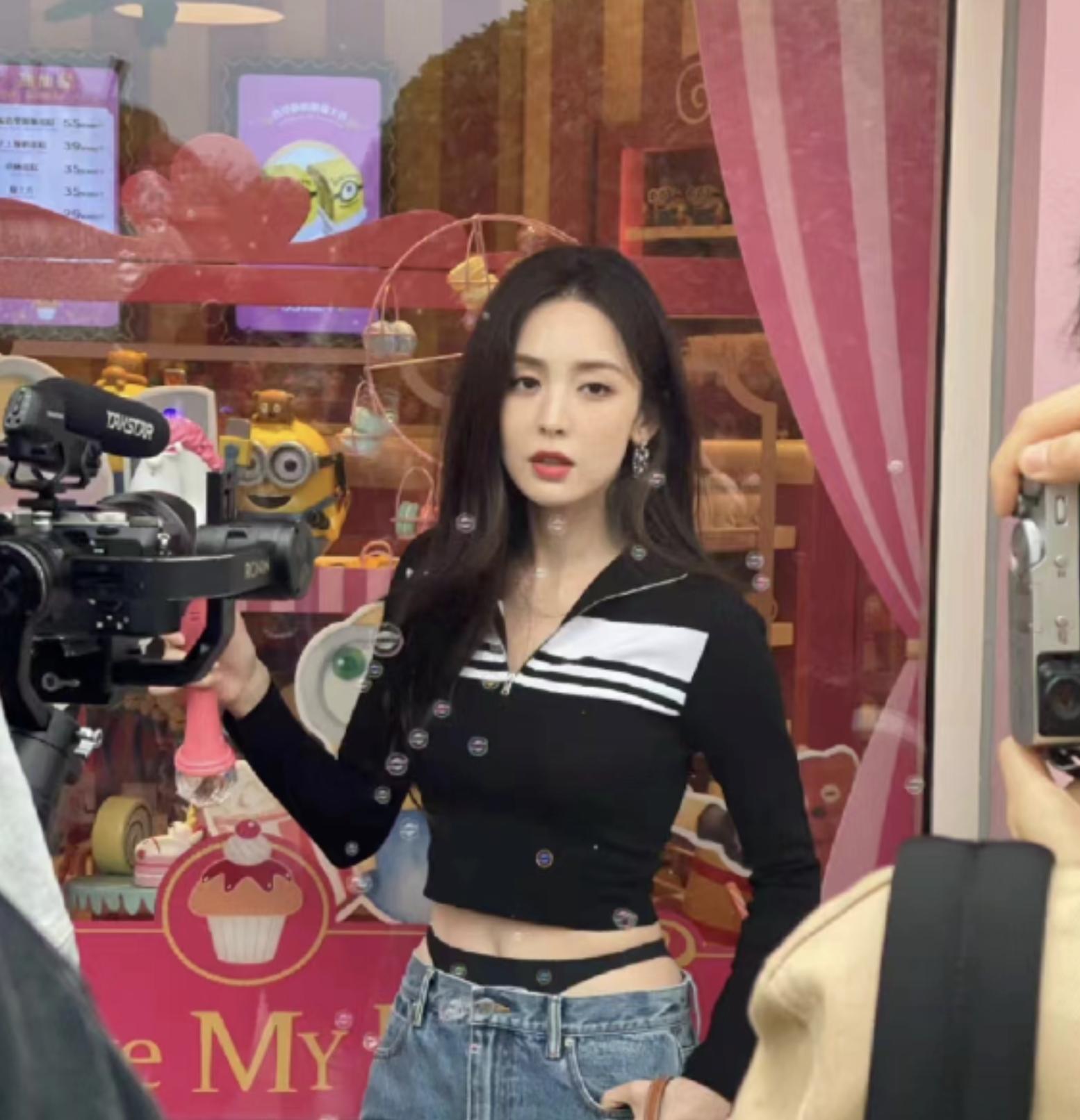 金星直播吐槽明星穿深v,金星吐槽明星走红毯捂胸