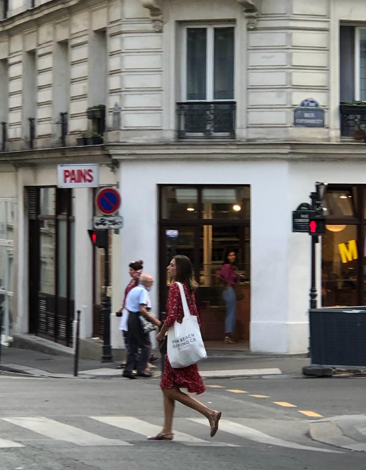 法国女人不追求奢侈品,法国女人不背名牌包包