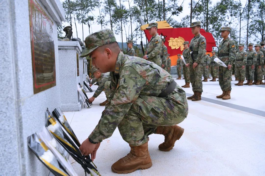 解放军清明缅怀红军先烈活动,清明祭奠革命先烈解放军鸣枪