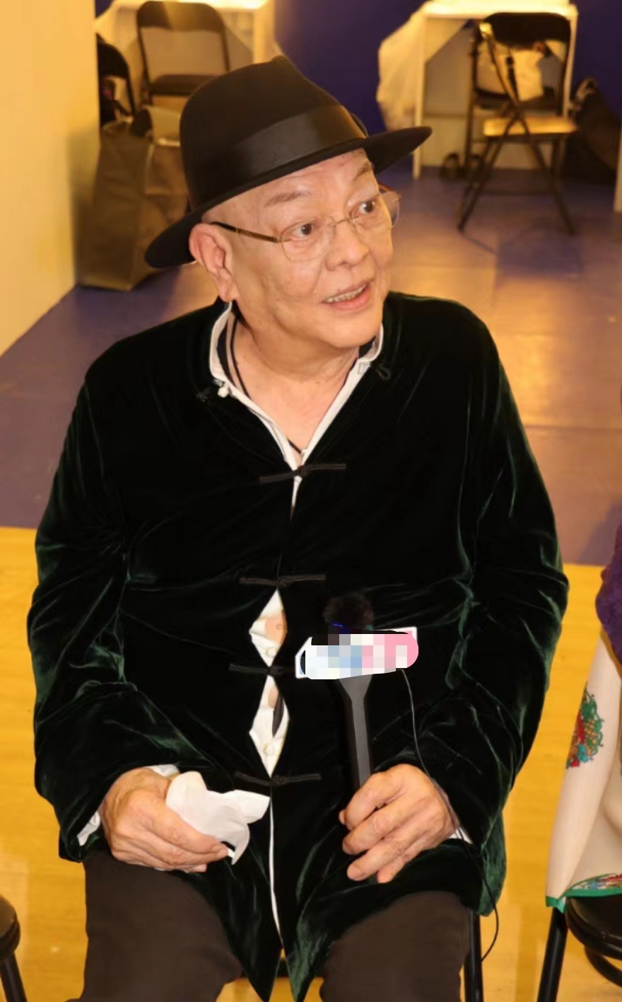 73岁知名港星自曝患癌！化疗数次头发*光脱**脸苍白，一针费用近4万