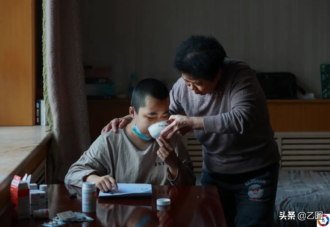 重病女儿迎来好转,却因没钱面临放弃,单亲爸爸急得扇自己耳光