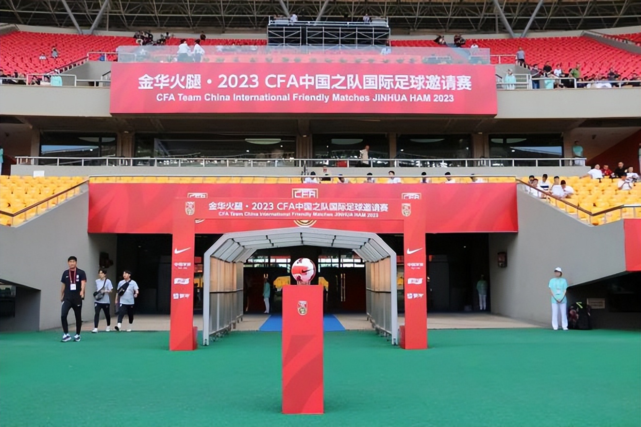 大手拉小手！“蒙牛球童少年”亮相CFA中国之队赛场