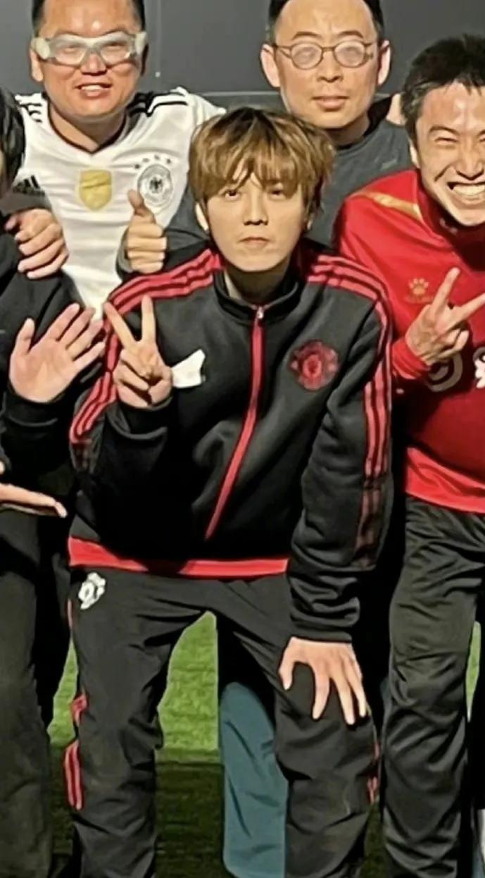 鹿晗最新踢球照片,鹿晗不露脸图片