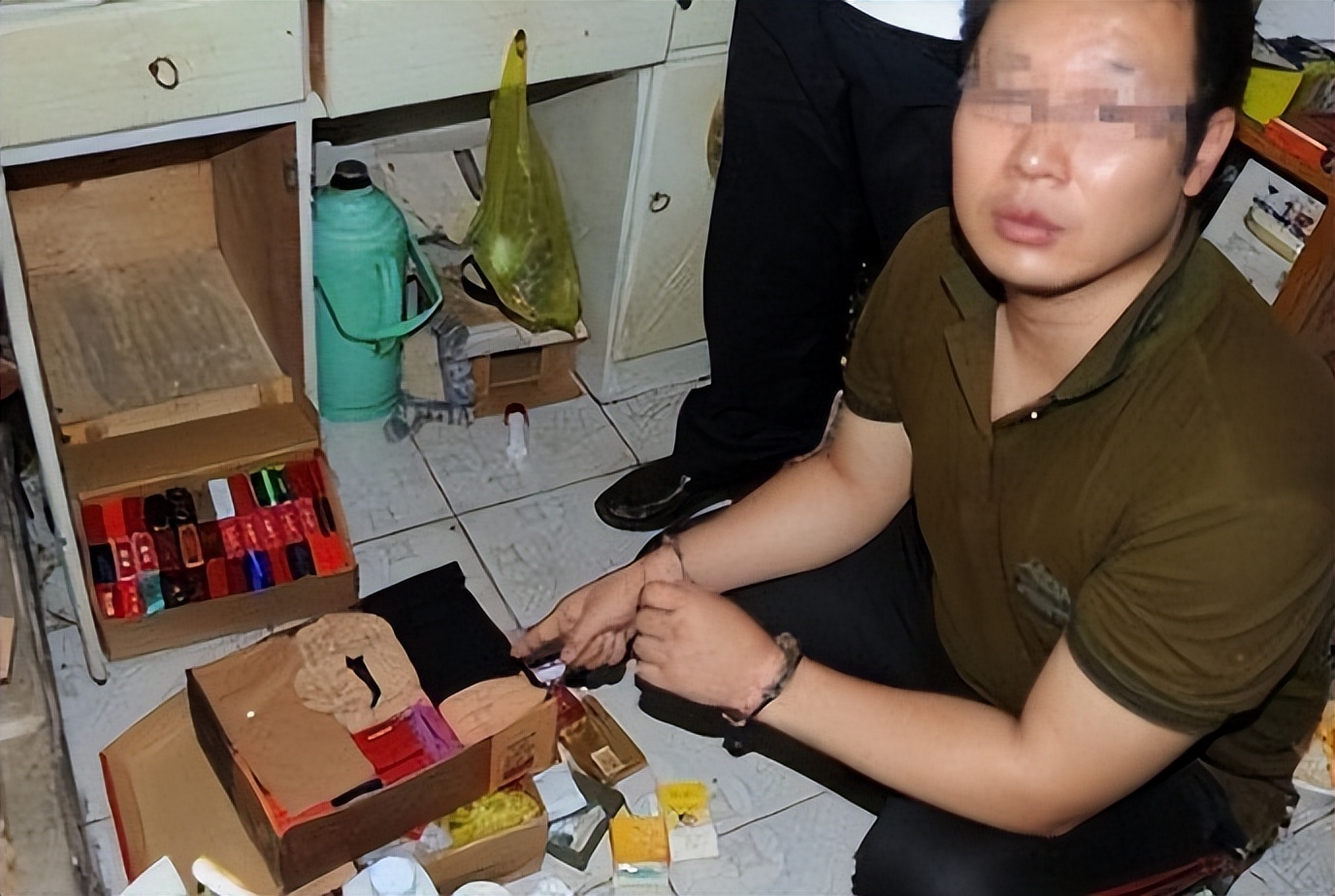 男子家中*袜丝**成山，一天不闻心里难受，让我坐牢可以丢我*袜丝**不行