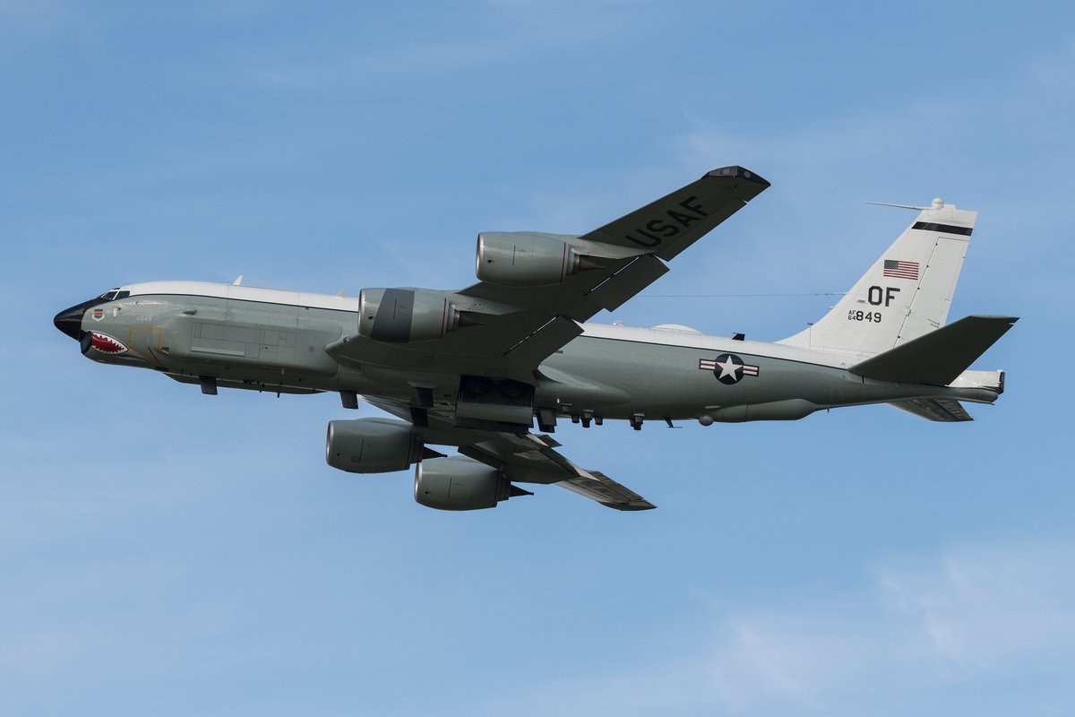 东航首架C919刚刚起飞，美侦察机高调逼近，距浦东机场不到89海里