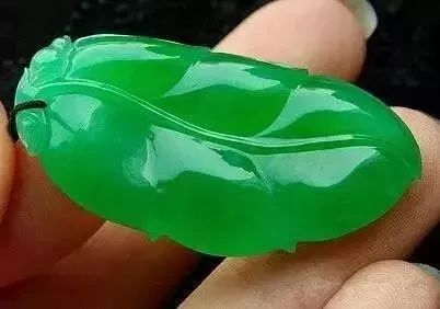 啤酒瓶做帝王绿翡翠,高人拿啤酒瓶做翡翠