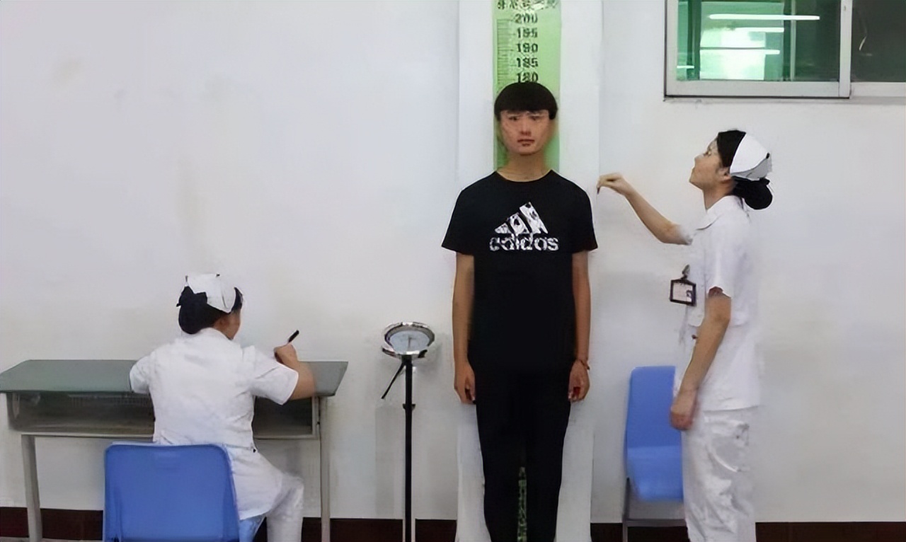 初中生女生和初中生男生身高对比,初中生女高男矮最萌身高差