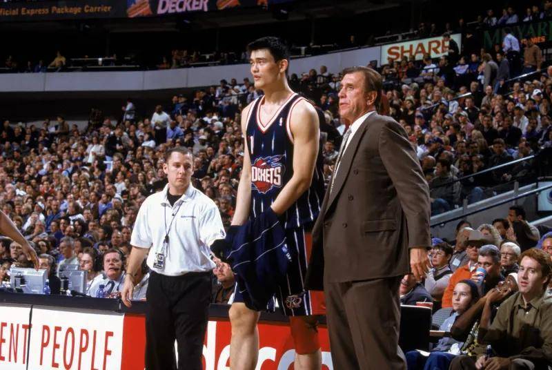 姚明刚进nba时的照片,刚出道的姚明