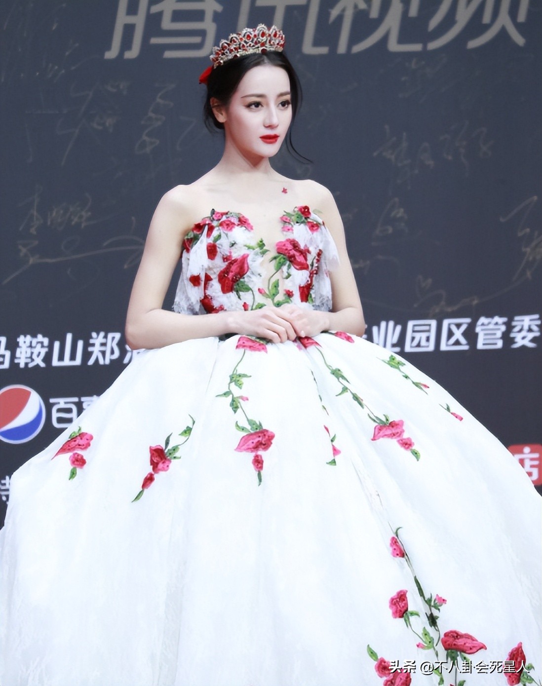 前摄镜头拍人脸为什么变丑,镜头前凹身材