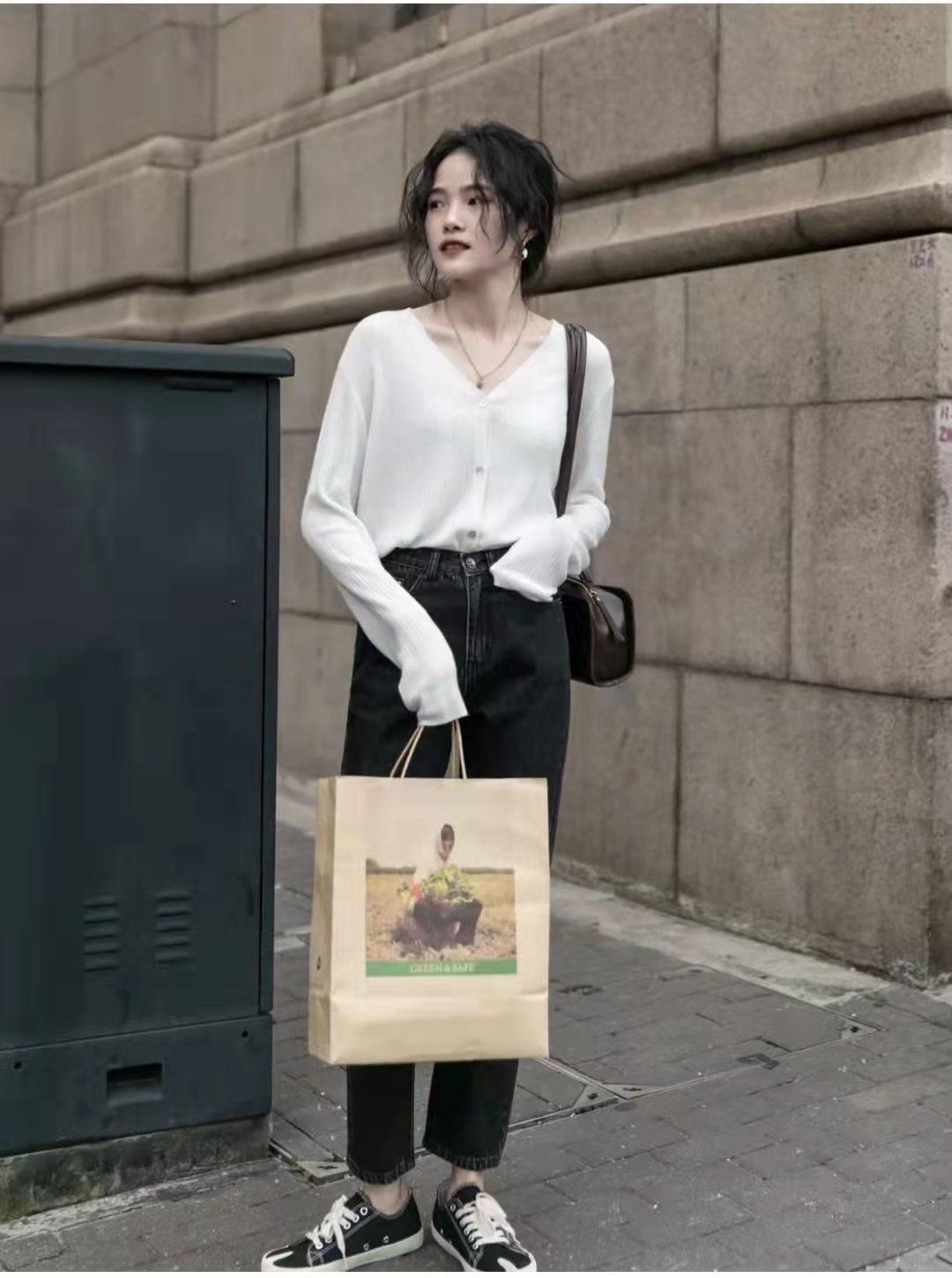 白色牛仔裤配什么颜色针织开衫,针织开衫白色和黑色哪个好看