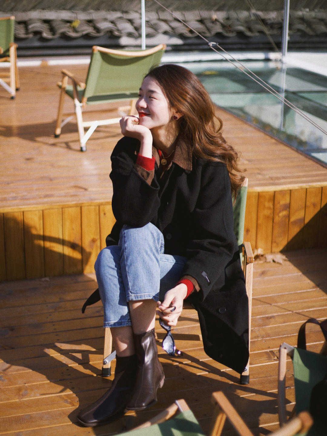 没想到简简单单的上衣这么有气质,没想到穿小黑裙气质还真不错