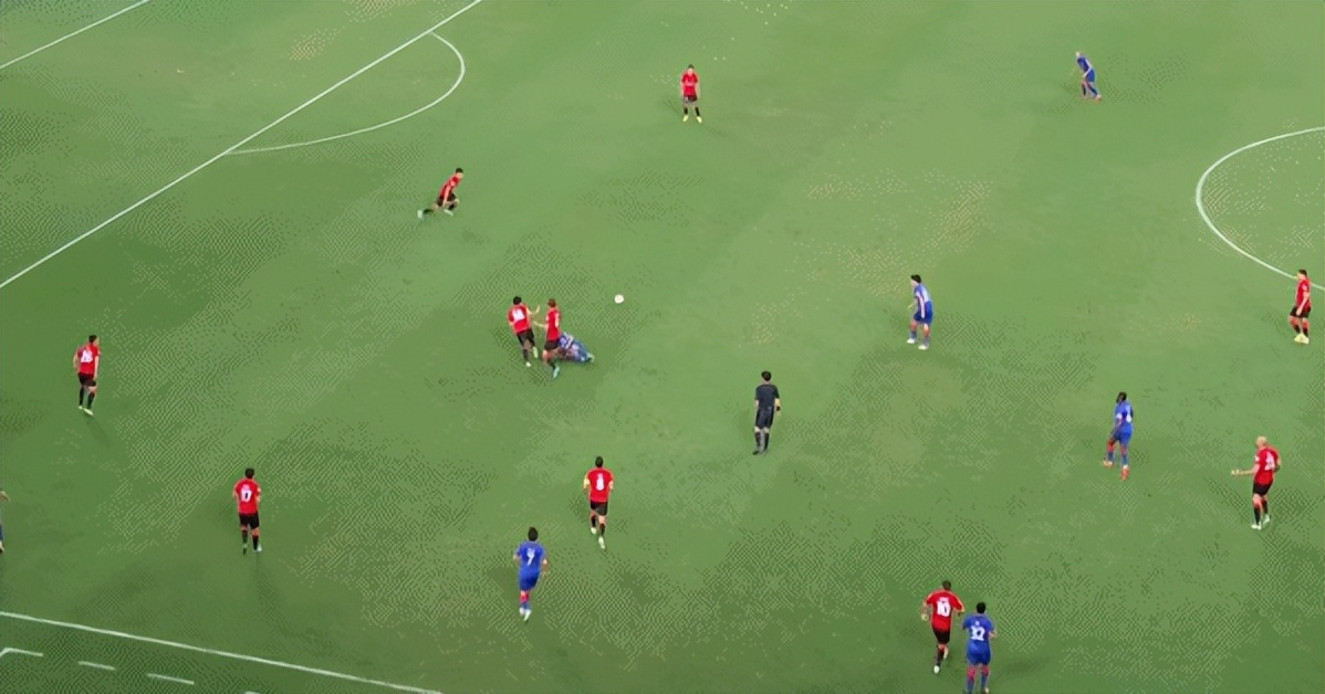 中超太乱了！俱乐部嘲讽足协，冲突犯规罚单不断，裁判险些被揍