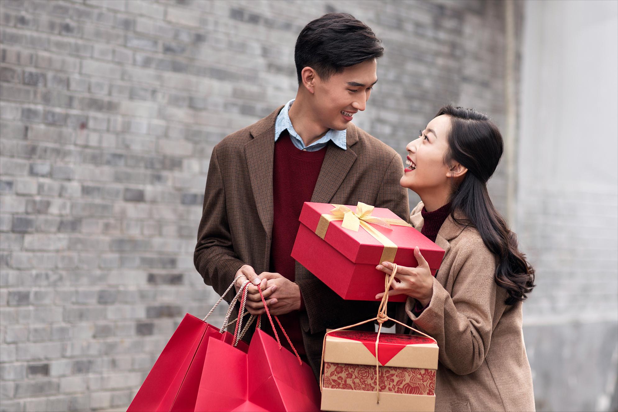 第一次拜访女朋友家准备什么礼物,见女朋友家里人送什么礼物