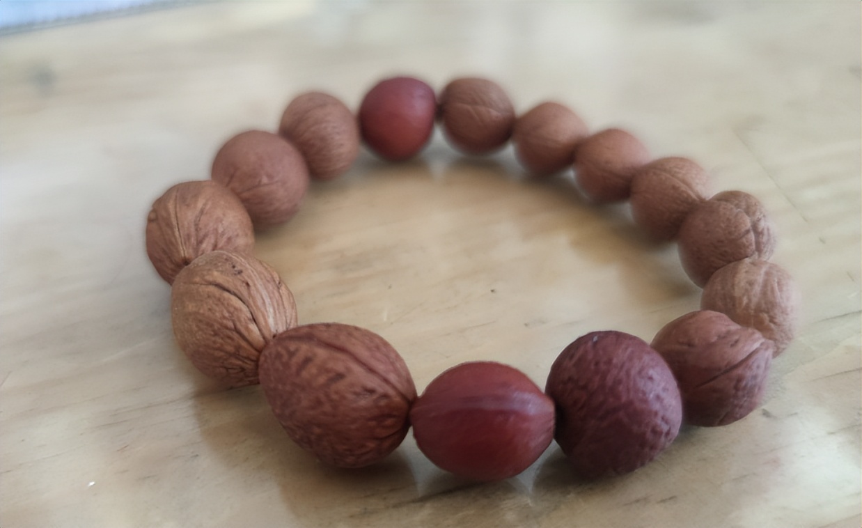 这种菩提子佛珠很容易就可以盘出玻璃底！南方公园里就可以捡到