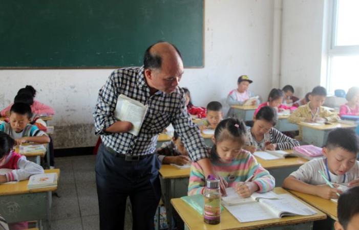 教师辞职为啥要交违约金,为什么教师辞职要赔违约金