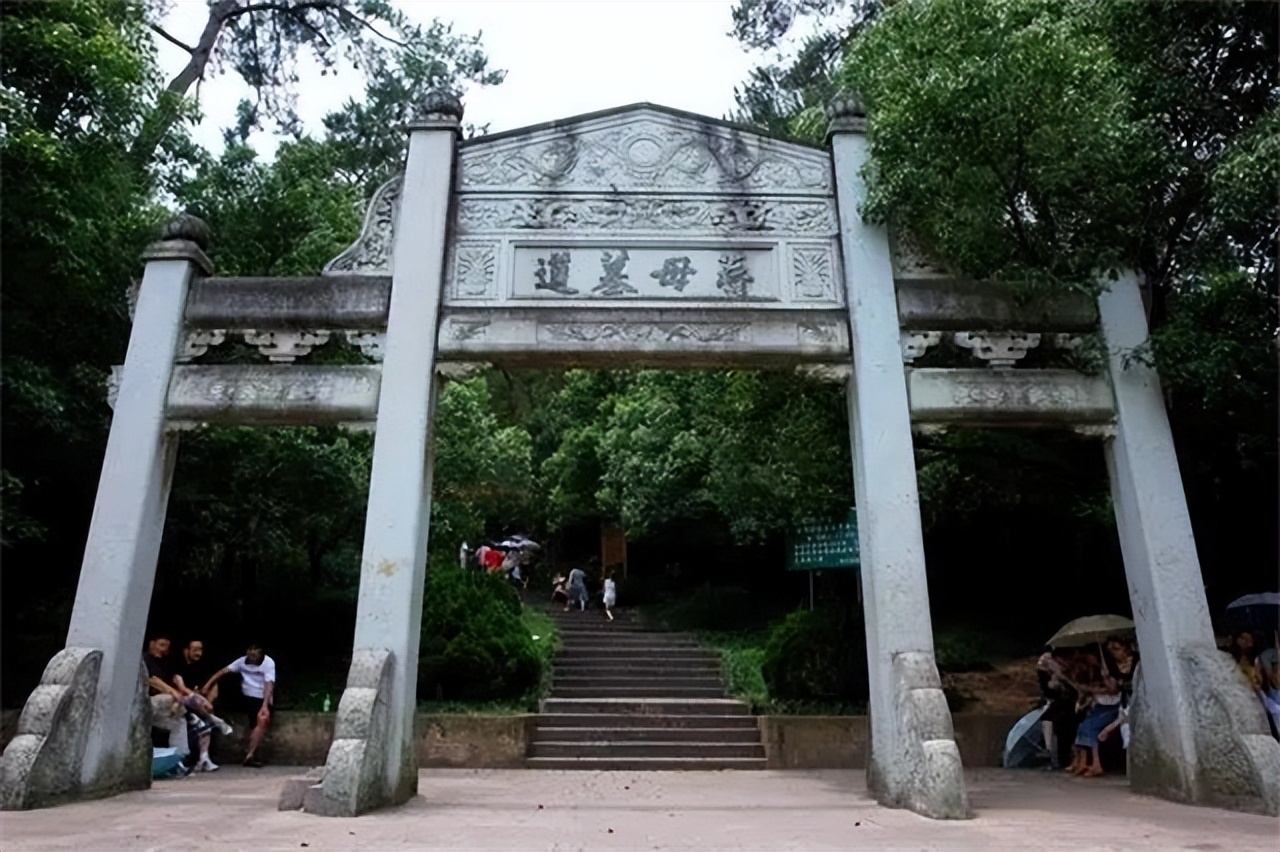 蒋介石故居棺材没入土吗,蒋介石故居棺材没有入土吗