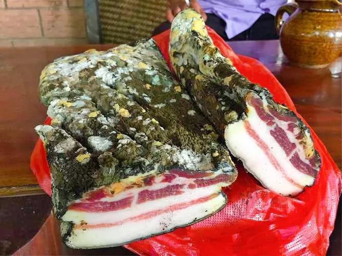 4月雨季，腊肉易长霉，长霉的腊肉到底还能不能吃，让我来告诉你