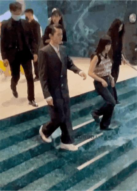 王鹤棣出席活动微博惊艳,王鹤棣一夜爆红的反应