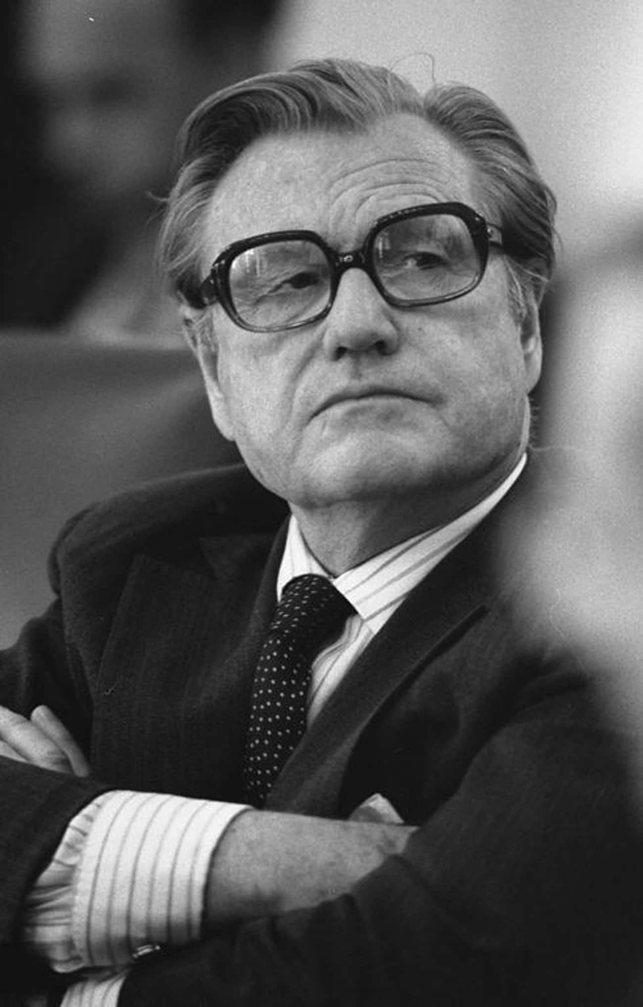 竖中指为什么带侮辱性,为什么说竖中指是不雅行为