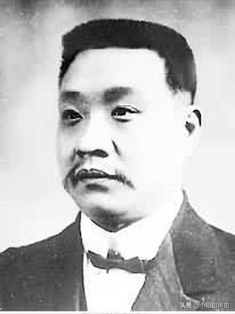 在饭桌前站24年的小妾，因儿及第有了座，出殡时儿躺棺盖：走正门