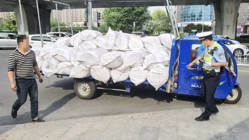 【学悟见创】街头一小三轮“客串”小货车……这一幕太危险！