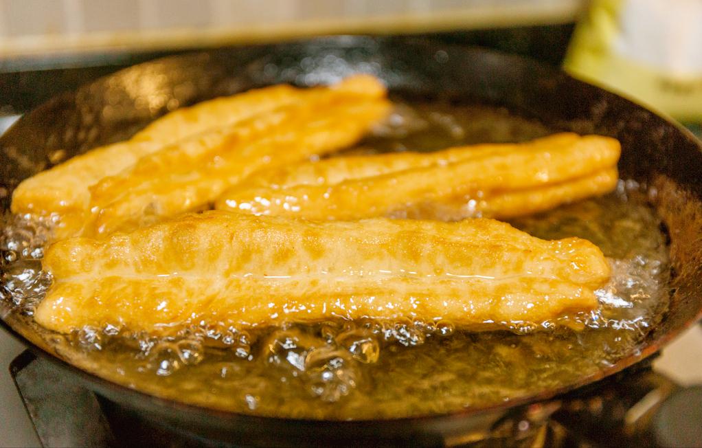 外面炸的油条为什么蓬松酥脆,炸油条怎么和面才能酥脆好吃