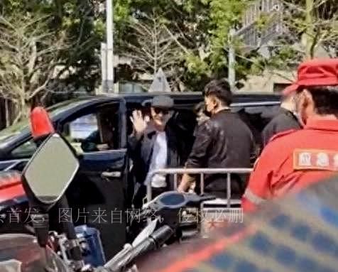 刘德华年轻帅呆路人,刘德华年轻超酷视频