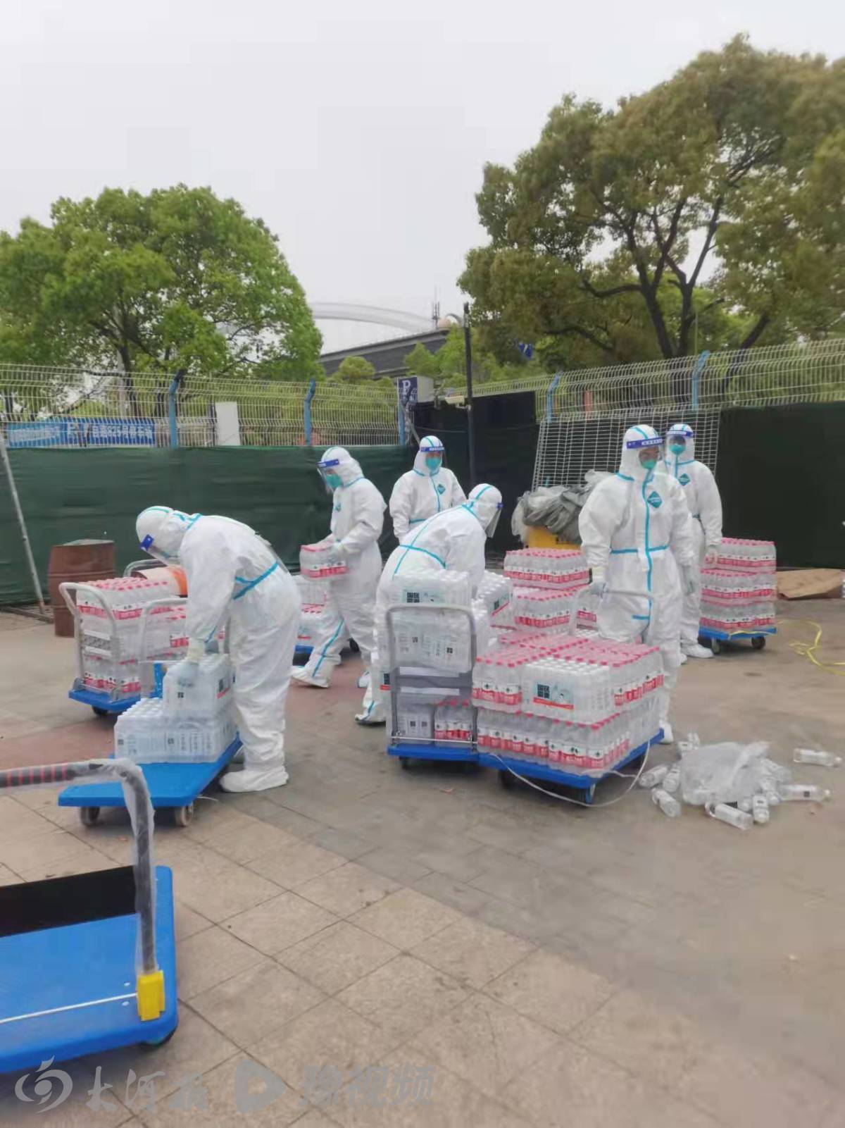 离开上海或选择留下：网约车小哥住车里一个月为还房贷留下，打工人交10年社保不舍得放弃现在工作