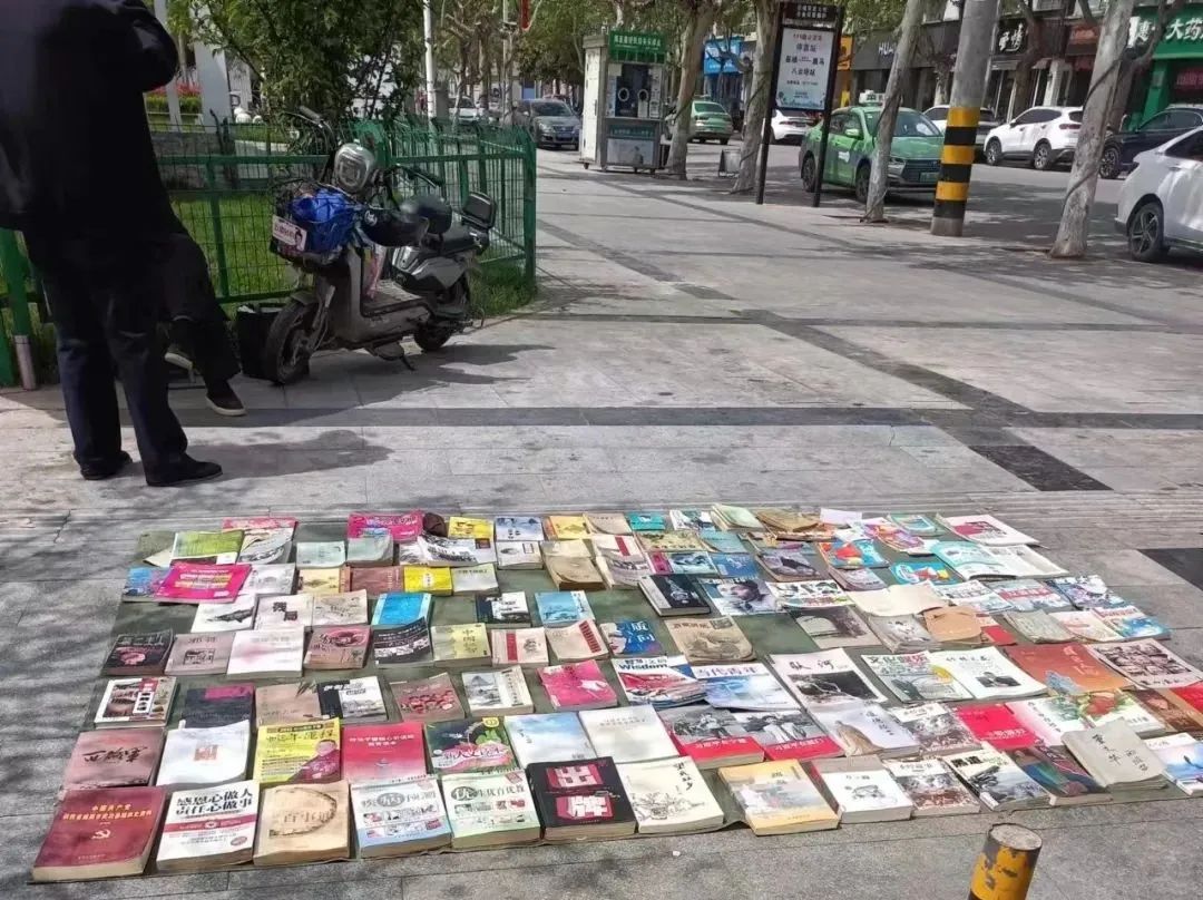 兴平马嵬路边的旧书摊勾起我的回忆...