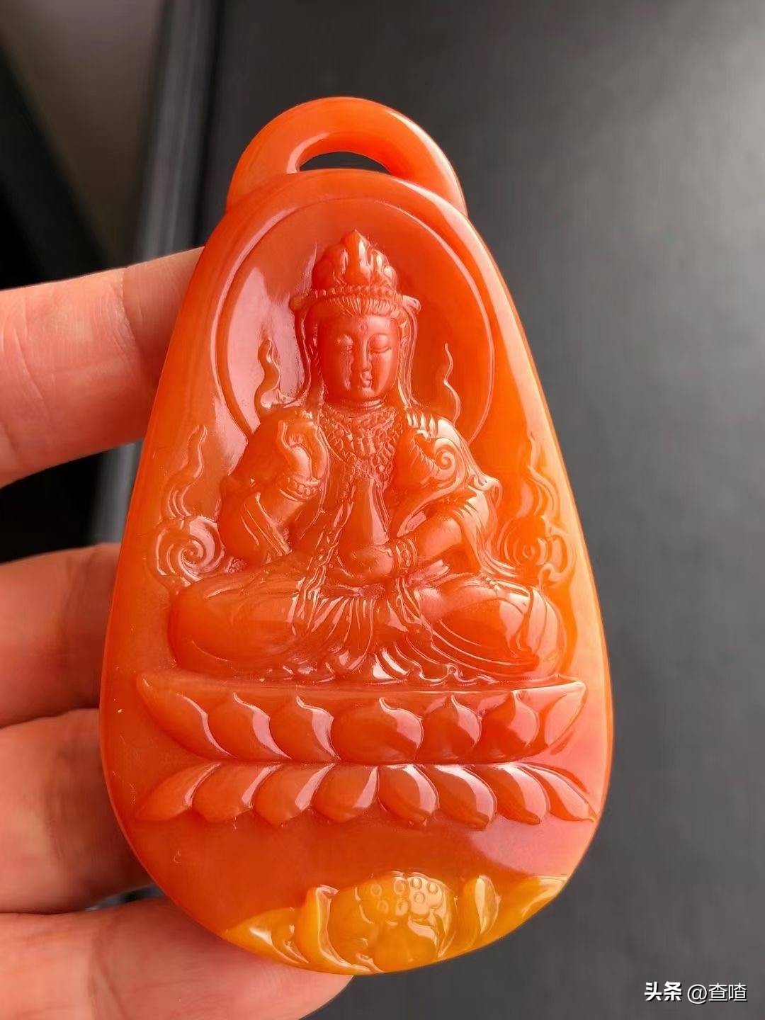 黄龙玉和翡翠哪个好养,黄龙玉和翡翠哪个好看