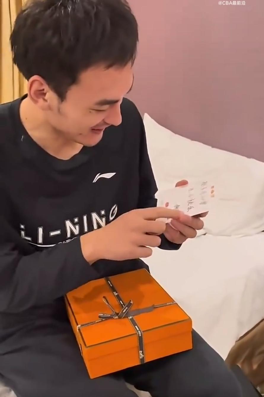 笑喷!同曦老板娘送队员爱马仕新年礼物,林葳喜提语数外三套高考题