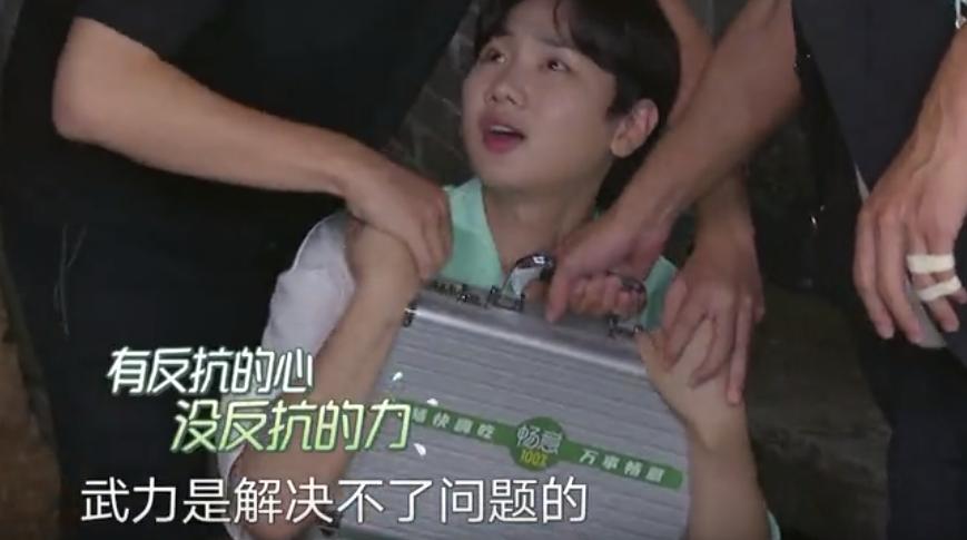 黄景瑜巴西柔术vs李晨什么节目,奔跑吧兄弟黄景瑜与李晨撕名牌