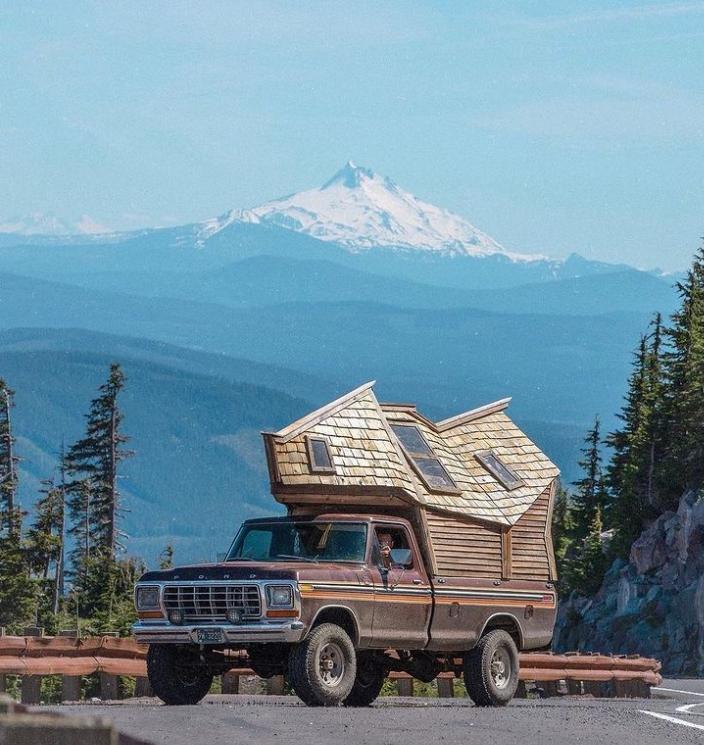 两位情侣在森林中搭个帐篷,一对情侣在大山深处打造的家