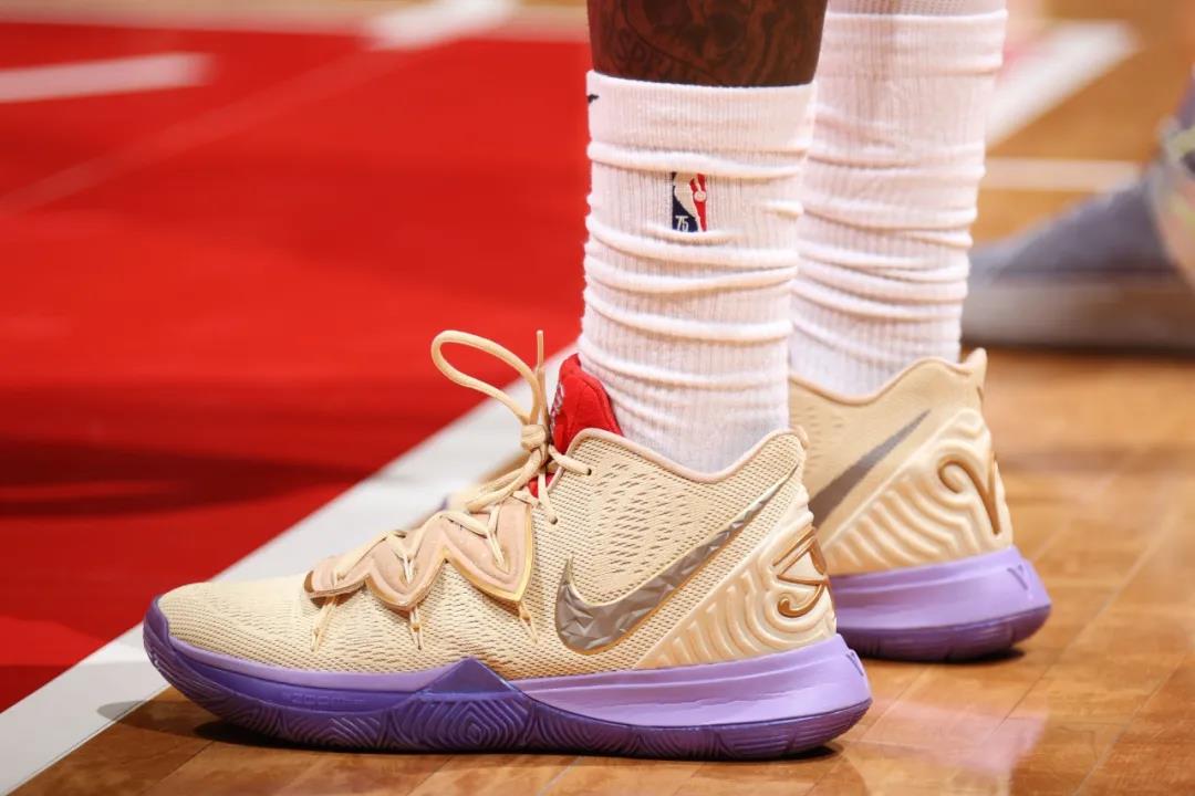 凯里欧文穿过哪些球衣,欧文踩凯尔特人logo穿的什么球鞋