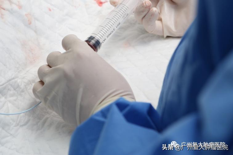 护士节特殊的礼物——来自病区13岁患者创作的手抄报