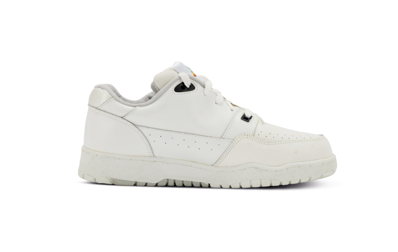 印了个苹果的LOGO的运动鞋，售价5万美金？