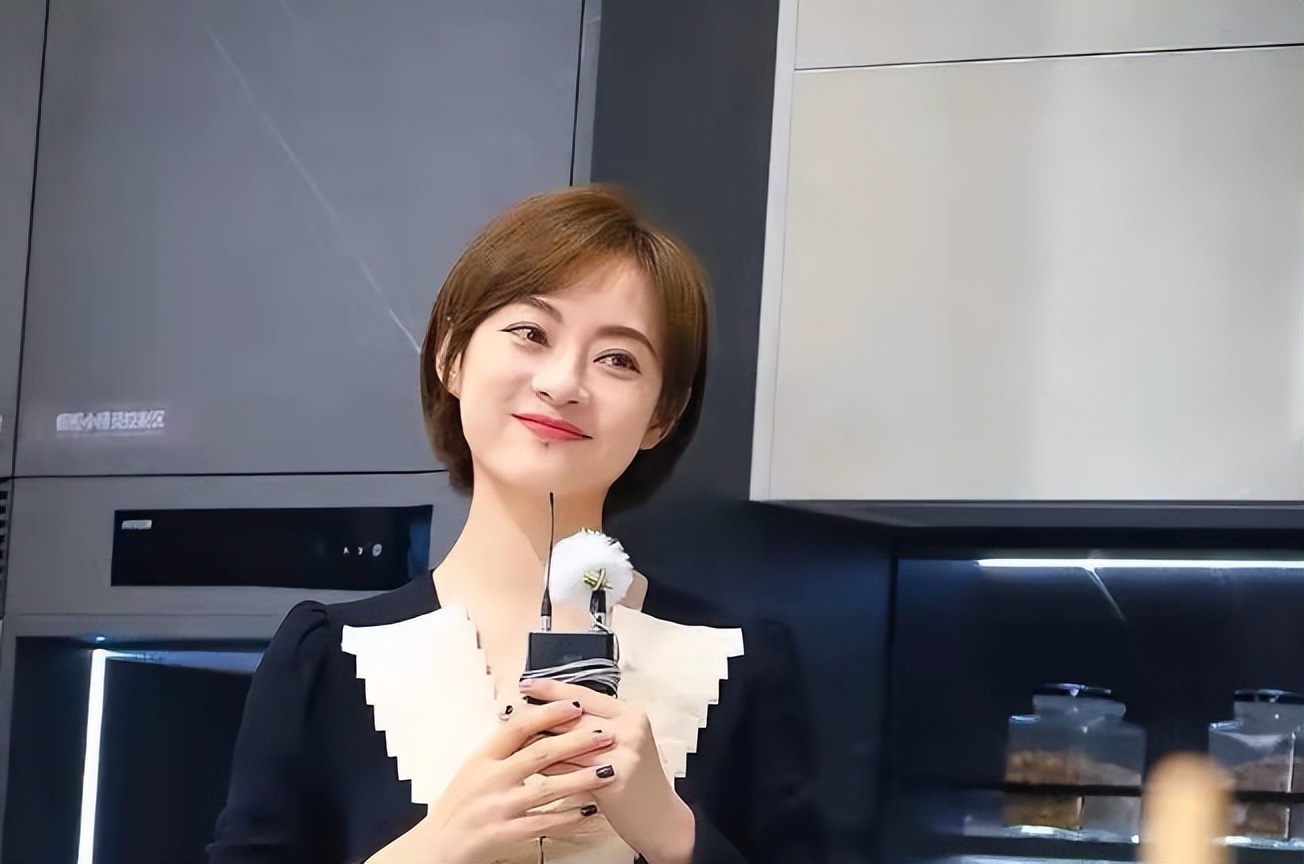 豪车送人不眨眼孙俪暴露富婆身份,孙俪身价过亿父亲住贫民窟