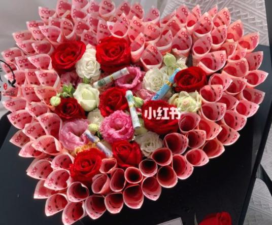 情人节包钱的花束,情人节的人民币礼物