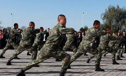 被人偷袭勒住脖子，怎样才能脱身？俄罗斯士兵有16字要诀可用