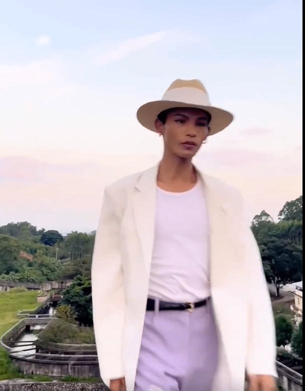 陆仙人每月都回老家，拍自己构思好的视频，骑电车上身直得像钢板