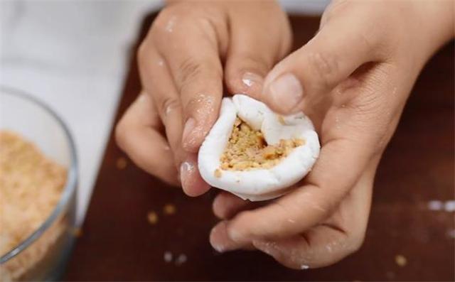 糯米粉别包汤圆了，教你新做法，软糯香甜粽香浓郁，凉热都好吃