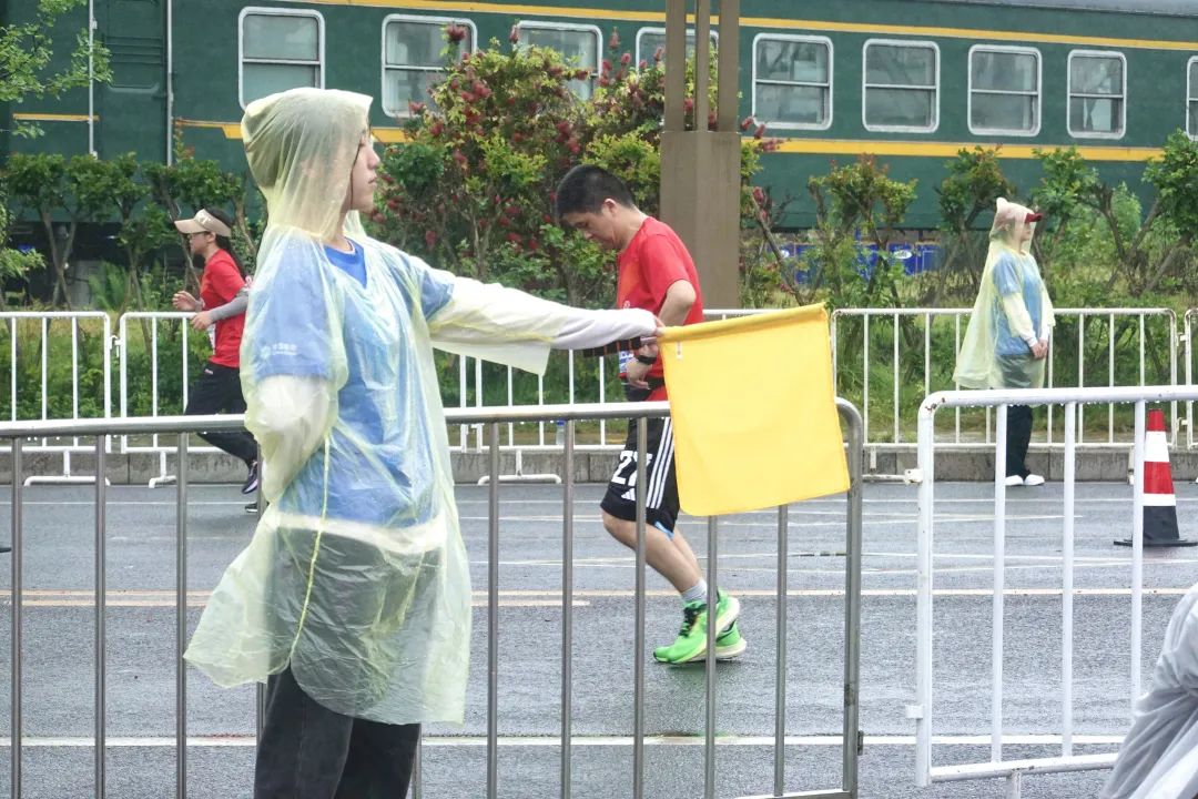 万人一起骑马的视频,万人齐跑马拉松