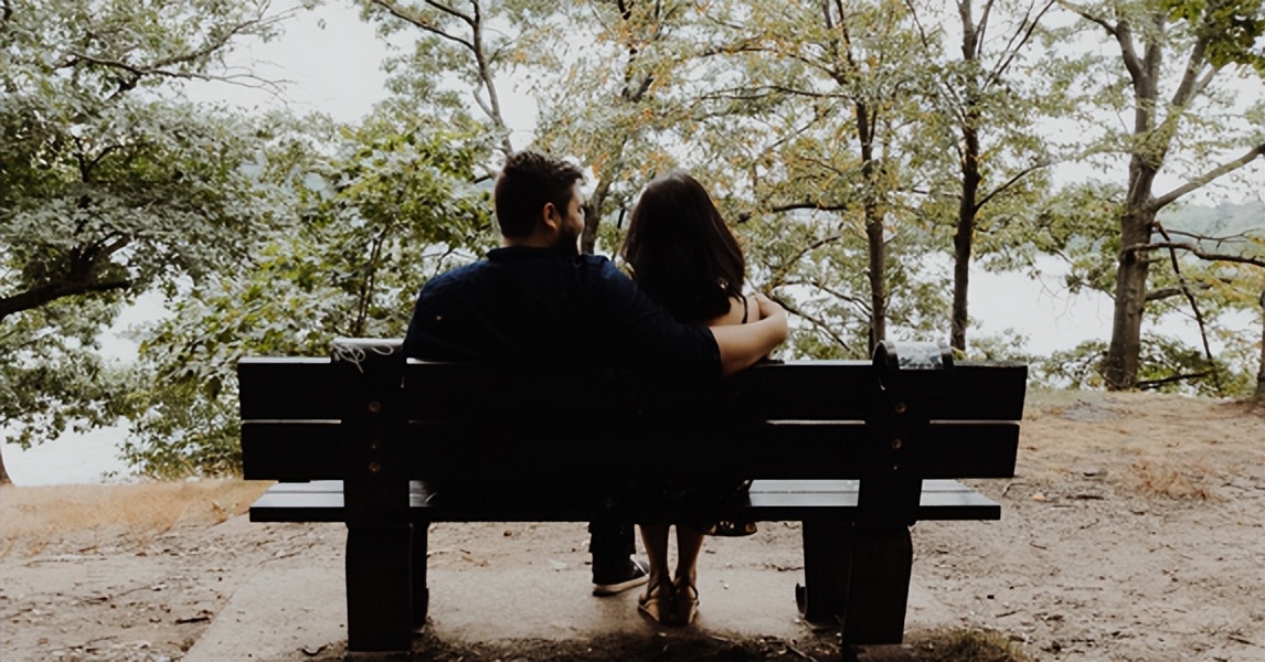 故事：我前脚刚和未婚夫退婚，一向高冷的男神，急忙上门堵我表白