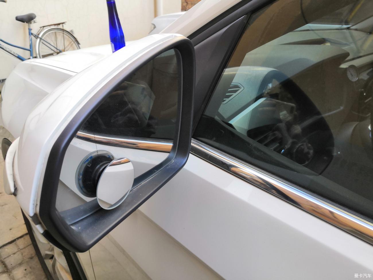 用玻璃清洁剂去除油膜,使用油膜清洗后玻璃雾蒙蒙