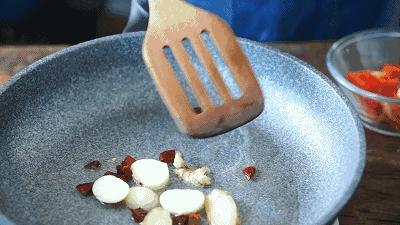 常用“大蒜炝锅”真的会致癌吗？研究结果公布，转给家人看看吧