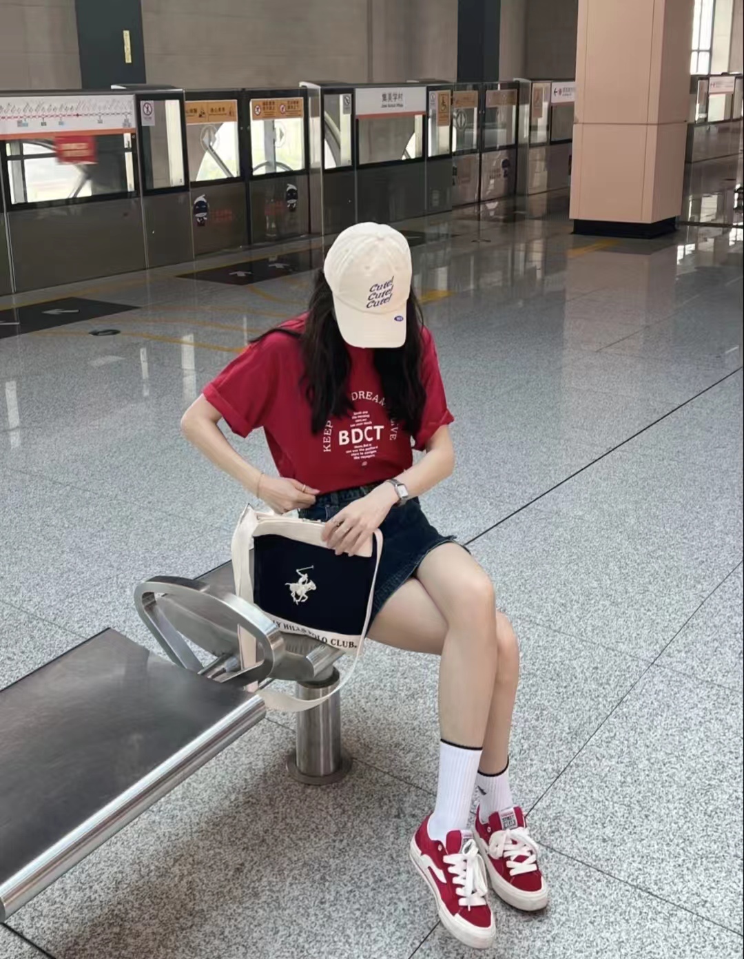 冬季包臀牛仔短裙搭配什么上衣,牛仔短裙配什么上衣比较好看女