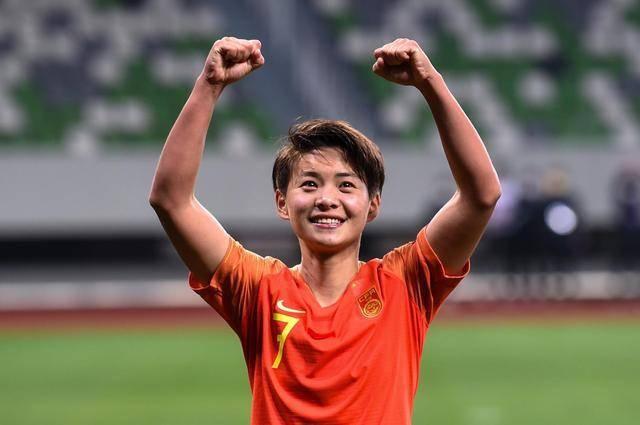 足球运动员王霜,王霜被谁养大的