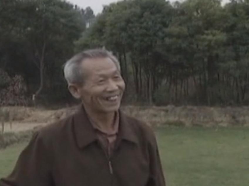 农村老汉把毒蛇养得像亲儿子一样,江西六旬老汉养毒蛇