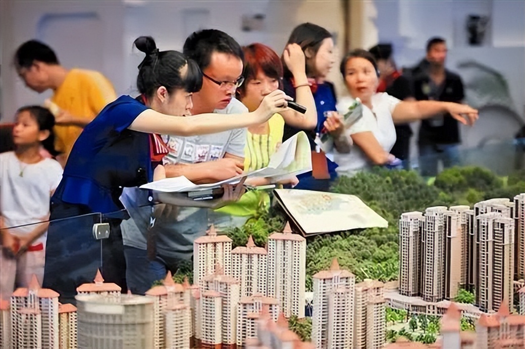 贷款买房和全款买房的人谁更聪明,10年后买房还是攒钱更值